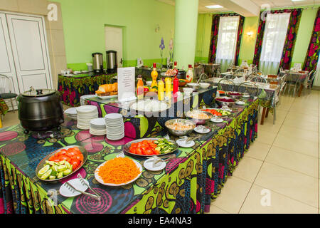 Restaurant buffet avec les bacs avec des salades au guichet Banque D'Images