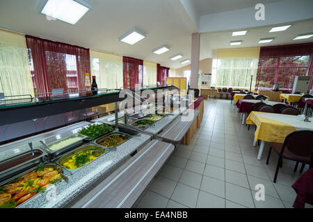 Restaurant buffet avec les bacs avec des salades au guichet Banque D'Images