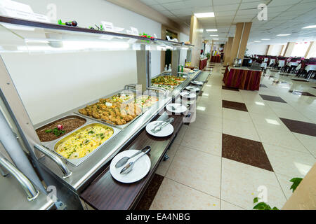 Restaurant buffet avec les bacs avec des salades au guichet Banque D'Images