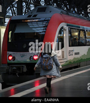 Francfort, Allemagne. Nov 6, 2014. Un Travelvr marche à la gare principale au cours d'une grève de quatre jours par le syndicat des conducteurs de train GDL à Francfort, Allemagne, le 6 novembre, 2014. La grève actuelle, qui affecte le pays de voyage des passagers du jeudi au dimanche, sera la plus longue si on fait comme prévu dans l'histoire de l'état allemand transporteur ferroviaire Deutsche Bahn, qui est dans un environnement de plus en plus âpre conflit sur les salaires et les heures de travail avec le GDL. © Luo Huanhuan/Xinhua/Alamy Live News Banque D'Images