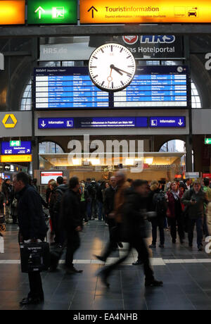 Francfort, Allemagne. Nov 6, 2014. Les voyageurs à pied à la gare principale au cours d'une grève de quatre jours par le syndicat des conducteurs de train GDL à Francfort, Allemagne, le 6 novembre, 2014. La grève actuelle, qui affecte le pays de voyage des passagers du jeudi au dimanche, sera la plus longue si on fait comme prévu dans l'histoire de l'état allemand transporteur ferroviaire Deutsche Bahn, qui est dans un environnement de plus en plus âpre conflit sur les salaires et les heures de travail avec le GDL. © Luo Huanhuan/Xinhua/Alamy Live News Banque D'Images