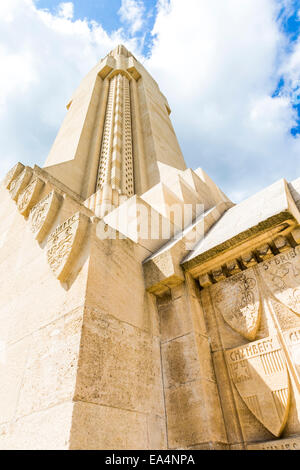 Le Cimetière national français et l'Ossuaire de Douaumont, près de Fort Douaumont en France Banque D'Images