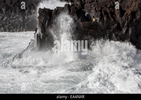 Personne regardant la mer agitée vagues sur les falaises de Los Hervideros, Lanzarote, îles Canaries, Espagne Banque D'Images