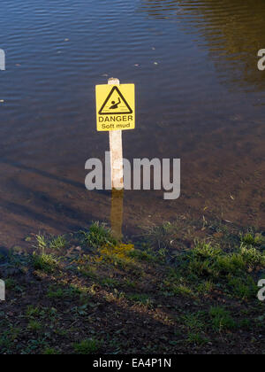 Danger de boue molle panneau d'avertissement, Staunton Harold réservoir, Derbyshire, Angleterre, RU Banque D'Images