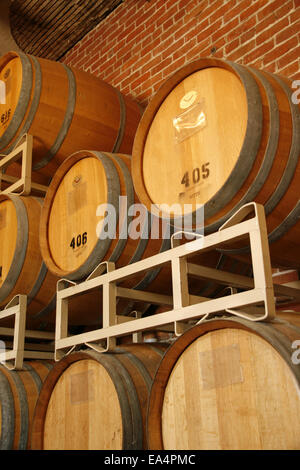 Cave à vin empilées dans domaine de la winery Banque D'Images