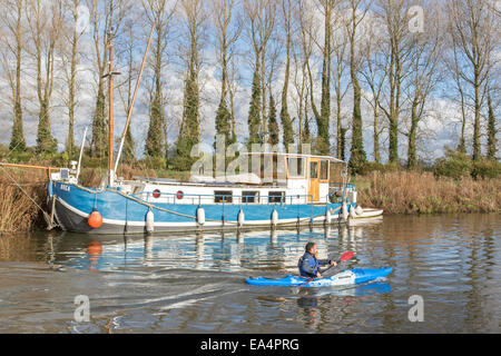 Une péniche amarrée sur la Tamise près de Lechlade on Thames, Gloucestershire, England, UK Banque D'Images