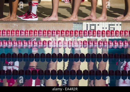 Stanford, Californie, USA. Nov 6, 2014. Le 5 novembre 2014.Les membres de l'Université de Stanford l'équipe de natation pour hommes en ligne et lui faire face pendant l'hymne national. N° 16 L'Université de Stanford a pris le sixième rang Université de Californie dans un triple non entaillée distance swim meet mercredi à Stanford's Avery Centre aquatique. © Tracy Barbutes/ZUMA/Alamy Fil Live News Banque D'Images