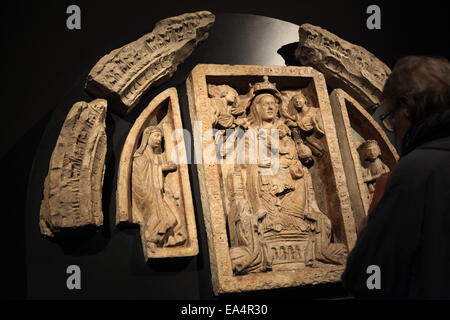 Prague, République tchèque. 6e novembre 2014. Un visiteur examine un tympan roman à partir de la Basilique St George au Château de Prague au cours d'une conférence de presse aperçu pour l'exposition Les bénédictins au coeur de l'Europe dans la Galerie Nationale à Prague, République tchèque. L'exposition intitulée Ouvrir la porte du paradis présente une excellente sélection de début de l'époque médiévale des artefacts de l'an 800 à 1300. Ce tympan roman à partir de la Basilique St George au Château de Prague a été faite à Prague au début du 13e siècle. Banque D'Images