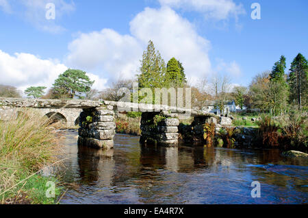 L'ancien pont battant à Postbridge à Dartmoor, Devon, UK Banque D'Images