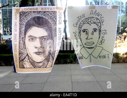 La ville de Mexico, Mexique. 6 novembre, 2014. Œuvres d'art afficher les visages des élèves manquants sont affichées dans l'Avenue Reforma à Mexico au cours d'une manifestation demande justice pour la disparition de 43 étudiants de Ayotzinapa school dans l'État de Guerrero. 43 étudiants du collège des enseignants a disparu il y a plus d'un mois, lorsque les enquêteurs disent les policiers ont arrêté les étudiants et les a remis à un gang de la drogue.Photo prise le 6 novembre 2014. Credit : Chico Sanchez/Alamy Live News Banque D'Images