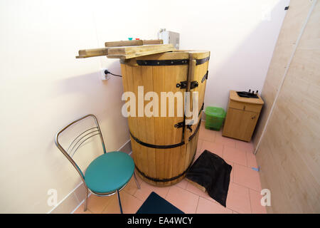 Le baril de cèdre, d'un mini-sauna avec des paires de bois de cèdre Banque D'Images