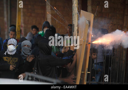 (141106) -- Jérusalem, le 6 novembre 2014 (Xinhua) -- Des jeunes Palestiniens masqués portes utiliser comme boucliers lors d'affrontements avec les forces de sécurité israéliennes dans le camp de réfugiés palestiniens de Jérusalem-Est, de Shuafat, le 6 novembre, 2014. Le Premier ministre israélien Benjamin Netanyahu a rassuré le jeudi le Roi Abdallah II de Jordanie qu'Israël n'a pas l'intention de modifier le statu quo dans la mosquée al-Aqsa et son composé à Jérusalem-Est, les officiels et les médias locaux a dit. Des affrontements entre Palestiniens qui jetaient des pierres et la police ont éclaté mercredi après qu'un groupe de militants d'extrême-droite avait tenté d'effectuer une prière bon Banque D'Images