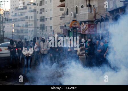 (141106) -- Jérusalem, le 6 novembre 2014 (Xinhua) -- La fumée monte comme des jeunes Palestiniens en conflit avec les forces de sécurité israéliennes dans le camp de réfugiés palestiniens de Jérusalem-Est, de Shuafat, le 6 novembre, 2014. Le Premier ministre israélien Benjamin Netanyahu a rassuré le jeudi le Roi Abdallah II de Jordanie qu'Israël n'a pas l'intention de modifier le statu quo dans la mosquée al-Aqsa et son composé à Jérusalem-Est, les officiels et les médias locaux a dit. Des affrontements entre Palestiniens qui jetaient des pierres et la police ont éclaté mercredi après qu'un groupe de militants d'extrême-droite a tenté de mener une veillée de prière dans le site. (Xinhua/ Banque D'Images