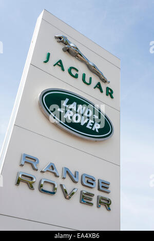 Jaguar, Land Rover, Range Rover affiche à l'extérieur d'un concessionnaire d'automobiles. Banque D'Images