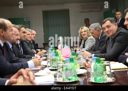 Sarajevo, Bosnie-Herzégovine. Nov 6, 2014. Le président de la présidence de la Bosnie-Herzégovine (BiH) Bakir Izetbegovic (2L), Président de la République de Srpska (RS), Milorad Dodik (1e R), membre de la présidence de la BiH Nebojsa Radmanovic (2e R), premier ministre de la République de Srpska Zeljka Cvijanovic (3e R) et d'autres représentants de délégations assister à une réunion à Sarajevo, Bosnie-Herzégovine, le Nov 6, 2014. © Haris Memija/Xinhua/Alamy Live News Banque D'Images