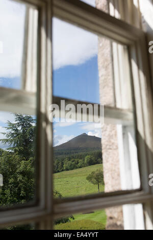 Bennachie vue depuis une fenêtre à Pittodrie House Hotel Banque D'Images