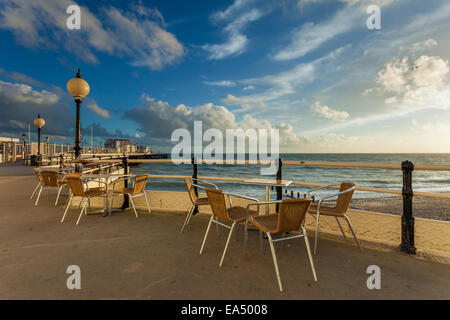 Après-midi à la jetée de Worthing, West Sussex, Angleterre. Banque D'Images