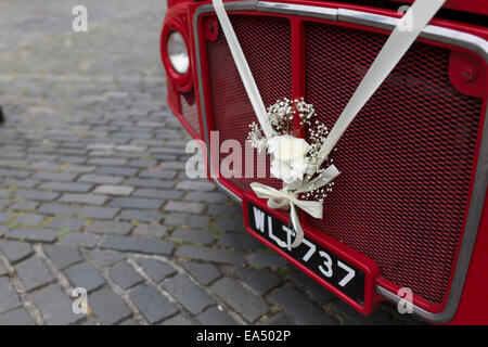 Vintage Rouge London bus à un mariage. Banque D'Images