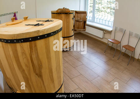 Le baril de cèdre, d'un mini-sauna avec des paires de bois de cèdre Banque D'Images