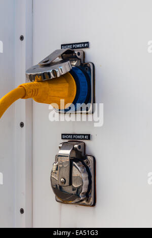 Image abstraite d'un câble connecté à l'alimentation à quai un navire à moteur Banque D'Images