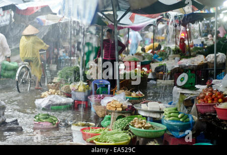 Pouvez mao marché pendant de fortes pluies de mousson,pouvez Mao,Delta du Mekong, Vietnam Banque D'Images