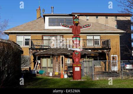 Totem en cour de la maison. Forest Park, Illinois. Banque D'Images