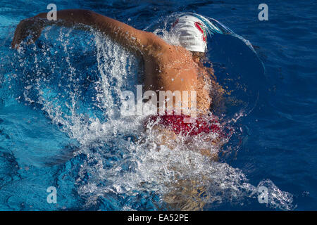 Stanford, Californie, USA. Nov 6, 2014. 5 novembre, 2014.Membre de l'équipe de natation de Cardinal en concurrence dans le 500 yards nage libre le mercredi 5 novembre, 2014. N° 16 L'Université de Stanford a pris le sixième rang Université de Californie dans un triple non entaillée distance swim meet mercredi à Stanford's Avery Centre aquatique. © Tracy Barbutes/ZUMA/Alamy Fil Live News Banque D'Images