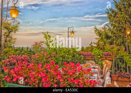 Tables de dîner dans l'élégant restaurant italien de style outdoor sur caillebotis fer parapet sur les collines de Dozza (Bo) en Italie dans un été Banque D'Images