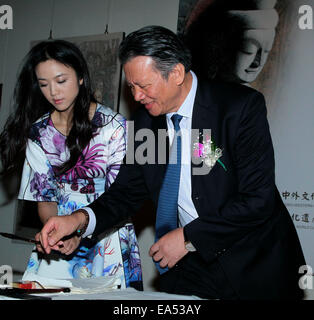 Tang Wei assiste à son père la calligraphie et l'exposition de peinture à Taipei, Taiwan, Chine, le 6 novembre, 2014. Banque D'Images