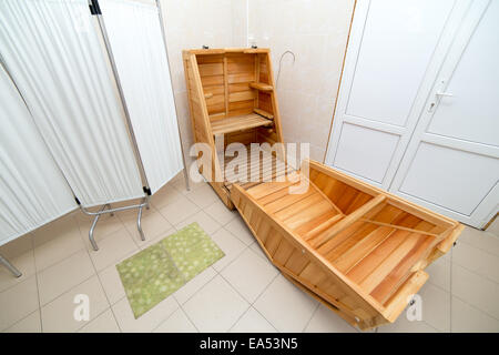 Le baril de cèdre, d'un mini-sauna avec des paires de bois de cèdre Banque D'Images