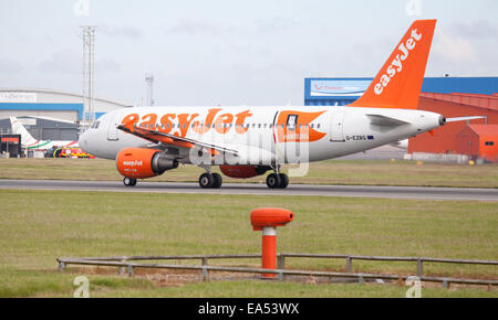 EasyJet Airbus A319 G-EZGLYCÉMIE décollant de l'aéroport de London-Luton LTN Banque D'Images