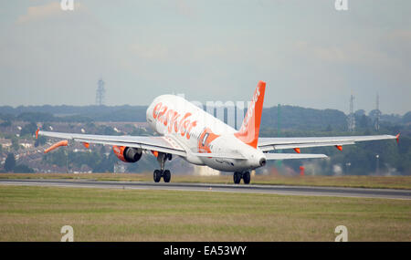 EasyJet Airbus A319 G-EZGLYCÉMIE décollant de l'aéroport de London-Luton LTN Banque D'Images