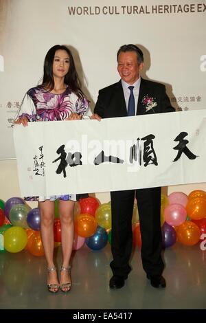 Tang Wei assiste à son père la calligraphie et l'exposition de peinture à Taipei, Taiwan, Chine, le 6 novembre, 2014. Banque D'Images