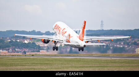 EasyJet Airbus A319 G-EZGLYCÉMIE décollant de l'aéroport de London-Luton LTN Banque D'Images