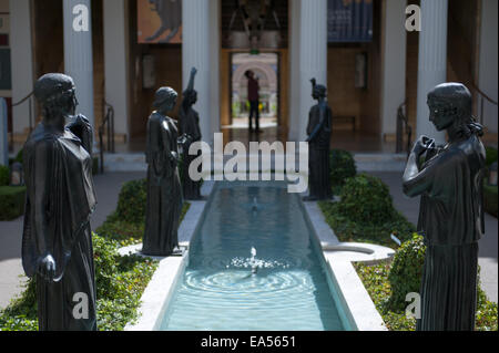 Sculptures à l'intérieur du péristyle de la Villa Getty à Los Angeles. Banque D'Images