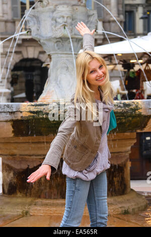 Jolie jeune fille près d'une fontaine de la Vierge sur la Piazza delle Erbe de Vérone, Italie Banque D'Images