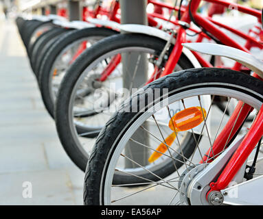 Vélos à louer en stationnement sur la rue Banque D'Images