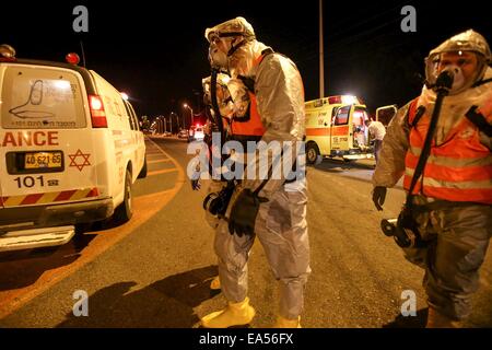 Jérusalem, Israël. Nov 6, 2014. Les pompiers et les travailleurs médicaux israéliens sont vus près du site où une fuite d'ammoniac s'est produit à une usine de conditionnement dans la zone industrielle de Hefer Valley, le centre d'Israël, le 6 novembre, 2014. Un pompier est mort et au moins 16 personnes ont été blessées dans l'accident survenu jeudi soir, ont déclaré à Xinhua. © JINI/Nimrod Glikman/Xinhua/Alamy Live News Banque D'Images