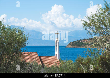 L'église grecque typique. Mer sur l'arrière-plan Banque D'Images