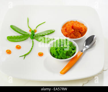 Purée de légumes pour bébé avec décoration sur une plaque blanche. Aliments pour bébés en bonne santé Banque D'Images