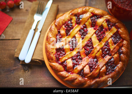 Délicieux gâteau fait maison avec confiture airelle rouge Banque D'Images