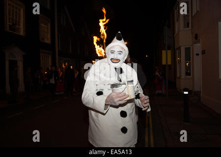 Bonfire Night Lewes, dans le Sussex, 2014. Défilé de la société Cliffe . Un membre habillé en clown avec la collecte de l'étain. Banque D'Images