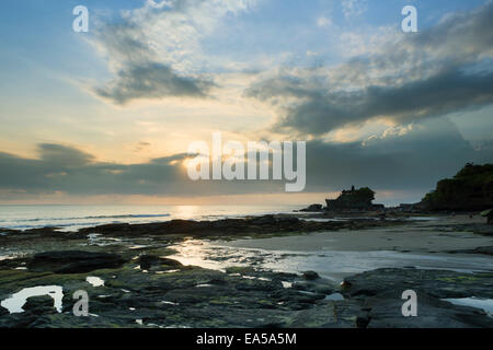 Pura Tanah Lot temple au coucher du soleil, Bali, Indonésie Banque D'Images