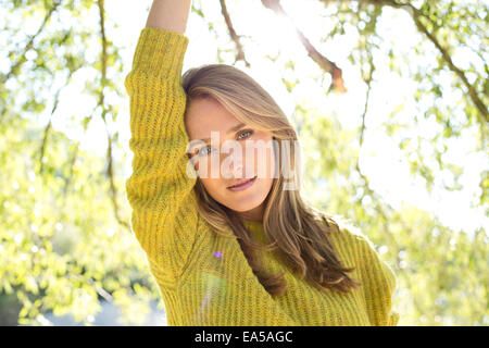 Portrait of young woman wearing knit pull Banque D'Images