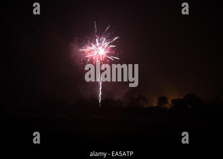 Lewes Bonfire Night. Un feu d'artifice illumine le ciel Banque D'Images