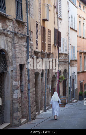 Nun marcher le long street, Pérouse, Ombrie, Italie Banque D'Images