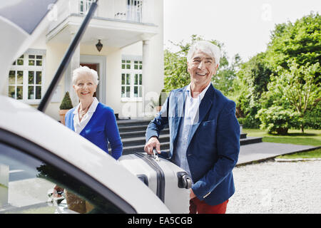 Allemagne, Hesse , Francfort, Senior couple preparing for travel Banque D'Images