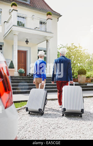 Allemagne, Hesse , Francfort, Senior couple preparing for travel Banque D'Images