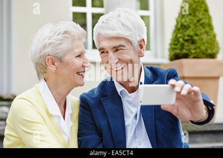 Allemagne, Hesse, Francfort, Senior couple photographing selves Banque D'Images