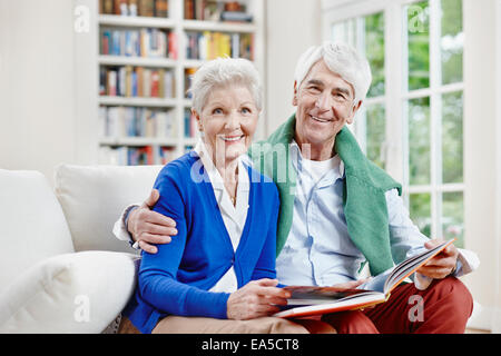 Allemagne, Hesse, Francfort, Senior couple at home Banque D'Images